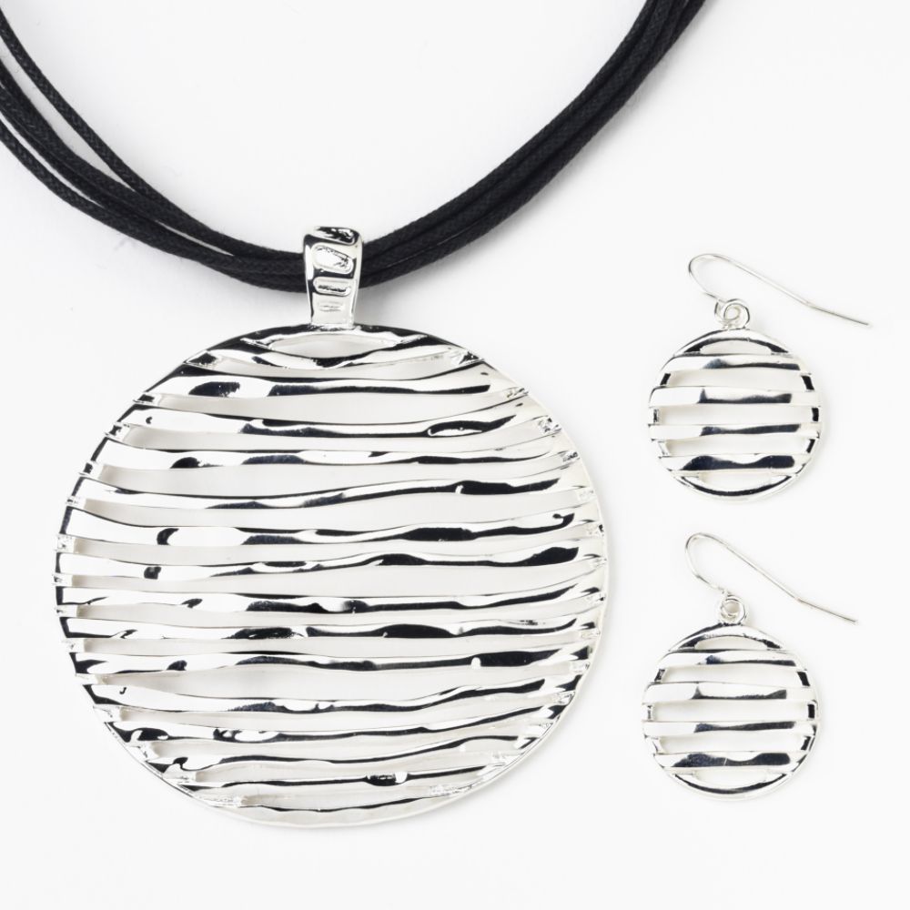 Jules & Gems Horizontal Leuvered Circle Pendant Set