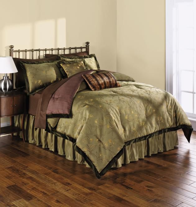 Jaclyn Smith Traditions Solandra Comforter Set