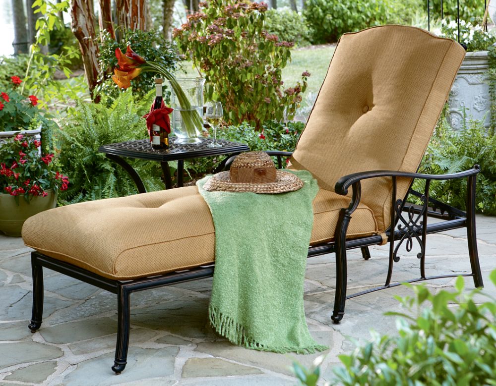 Amalfi Cushioned Chaise Lounge with Pillow*