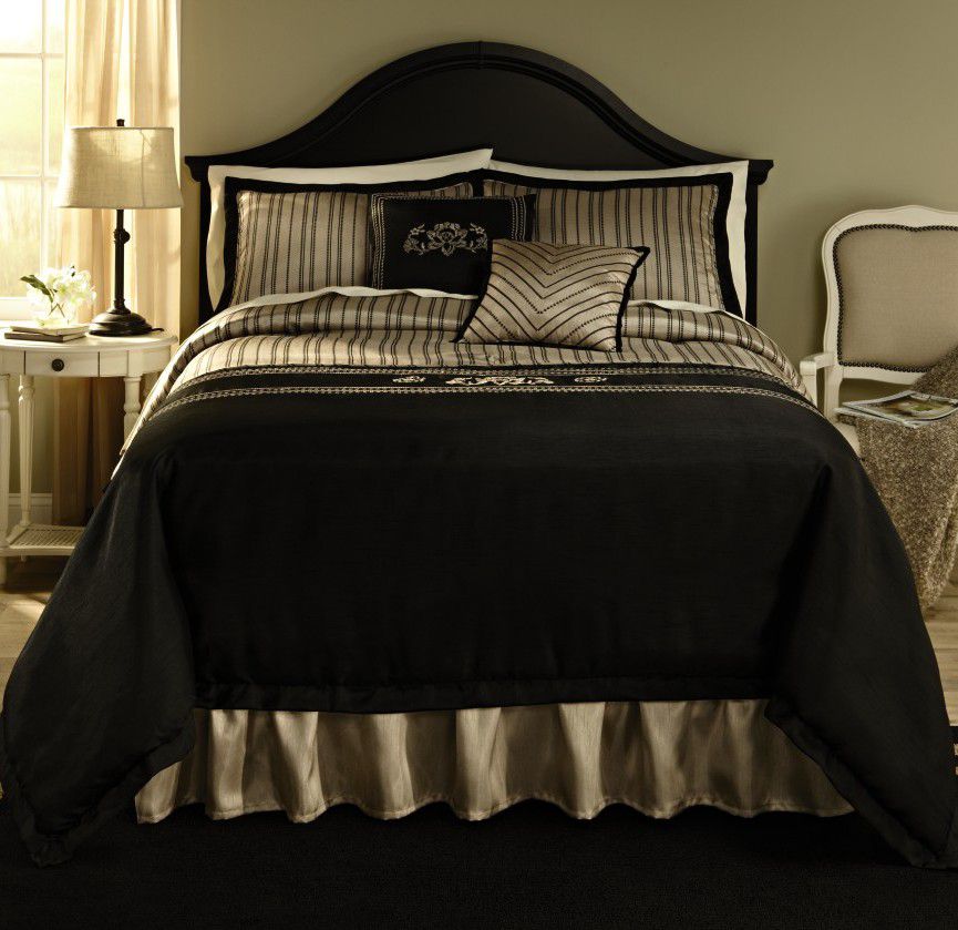 Country Living Noir Comforter Set